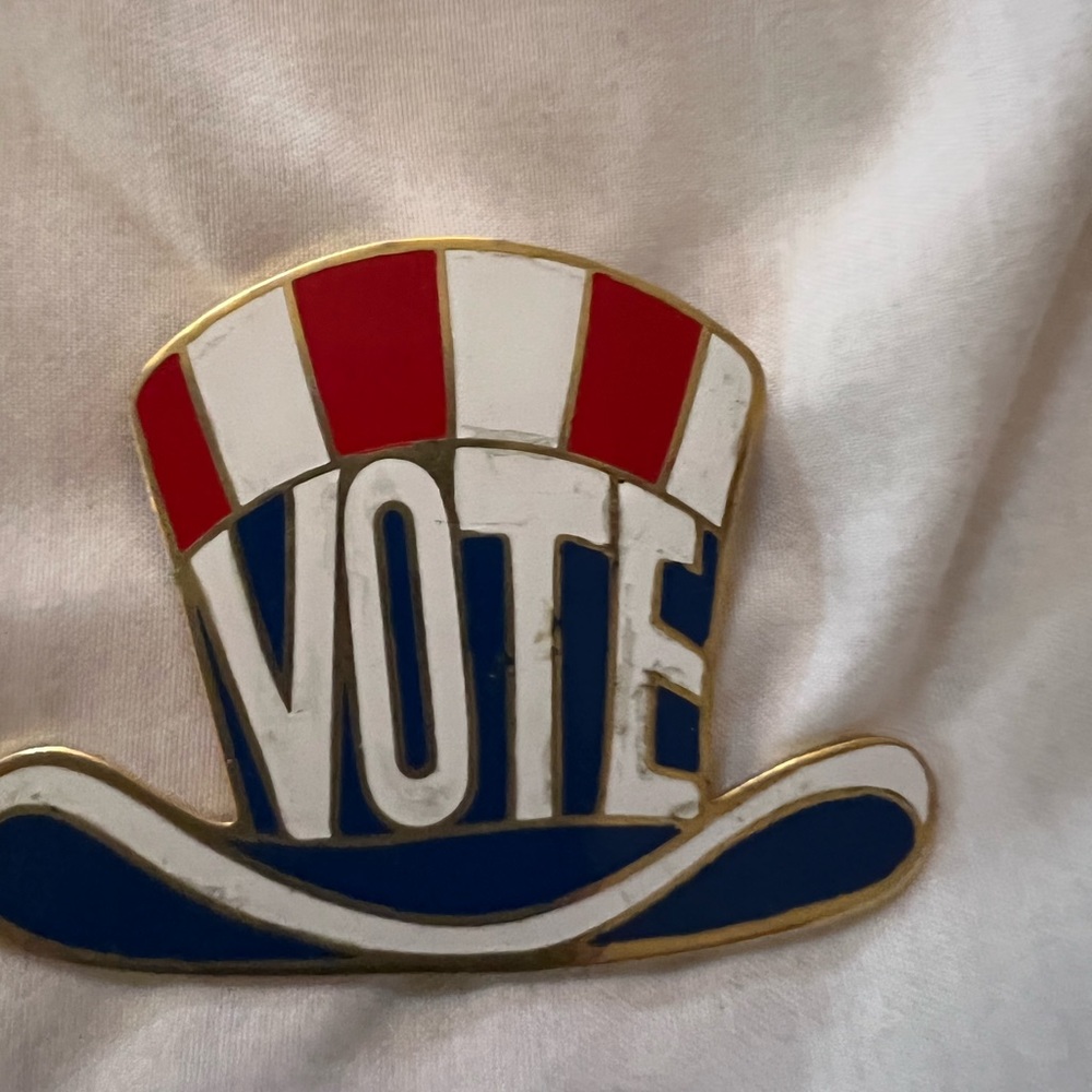 Vote pin with 3 flag pins